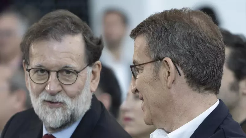 A la izquierda, el expresidente del Gobierno, Mariano Rajoy,  conversando con Alberto Núñez Feijóo, a la derecha.