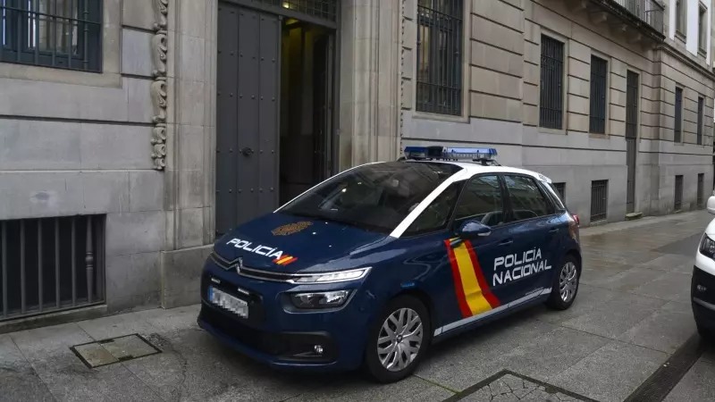 Un coche de policía a las puertas de la Audiencia Provincial de Pontevedra, a 13 de marzo de 2023, en Pontevedra, Galicia.