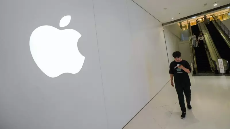 Un hombre, en una tienda de Apple en Pekín, a 7 de septiembre de 2023.