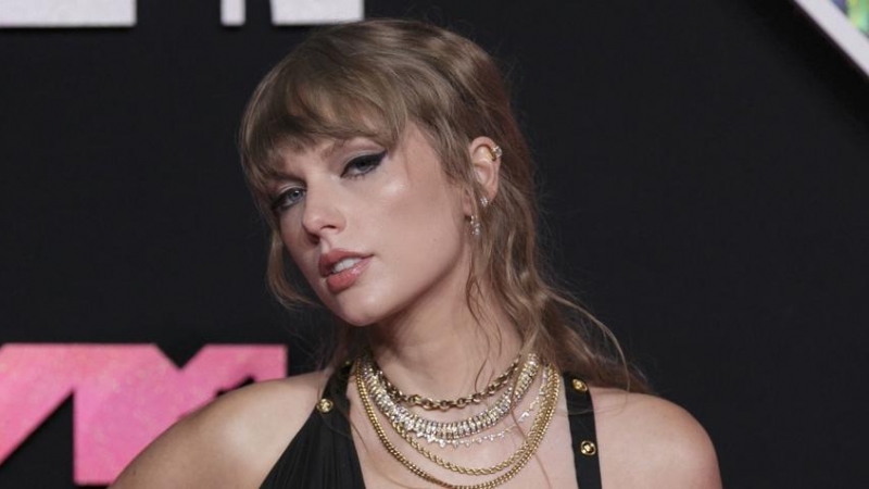 Taylor Swift posando en la alfombra roja de los premios MTV VMA.