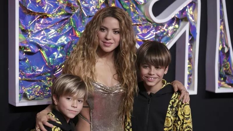 13/09/23-Shakira posando en la alfombra roja junto a sus hijos.