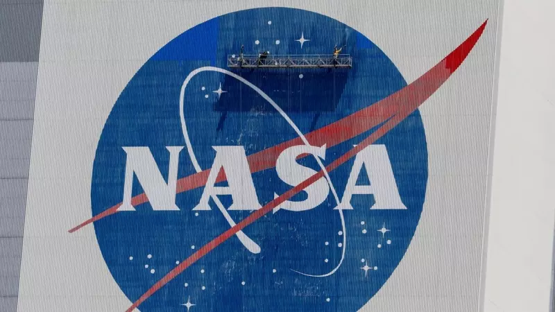 Fotografía de archivo de un grupo de trabajadores lavando a presión el logo de la NASA en el Centro Espacial Kennedy en Cabo Cañaveral, Florida, a 19 de mayo de 2020.