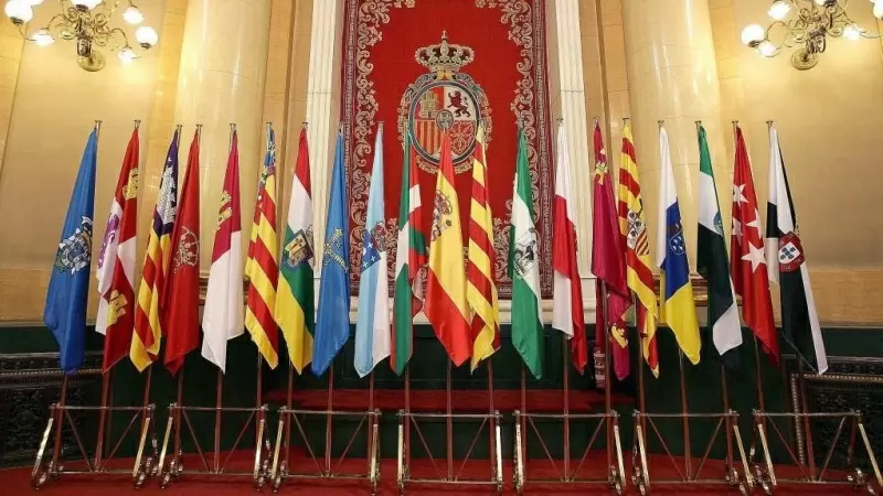 La bandera de España y las distintas banderas autonómicas colocadas en el antiguo salón de plenos del Senado. EFE/Javier Lizón