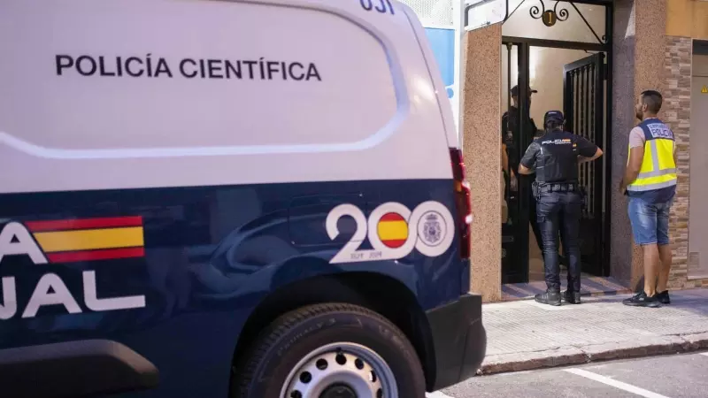 Un equipo de Policía Científica en la puerta del inmueble de Castellón donde han sido hallados los dos cadáveres, a 15 de septiembre de 2023