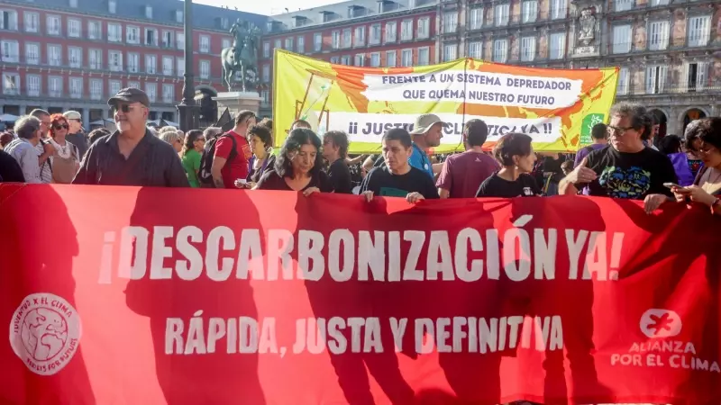 Decenas de activistas protestan en una manifestación por la descarbonización en la Plaza Mayor, a 15 de septiembre de 2023, en Madrid (España).