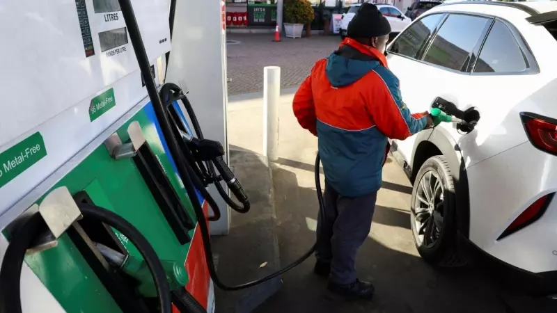 Un empleado de una gasolinera llena un coche antes del aumento del precio de la gasolina en Ciudad del Cabo, Sudáfrica, a 5 de septiembre de 2023.