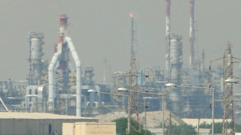 Vista de la refinería de petróleo más grande de Kuwait en el complejo Al-Ahmadi, a unos 40 kilómetros al sur de la capital, ciudad de Kuwait, a 13 de octubre de 2021