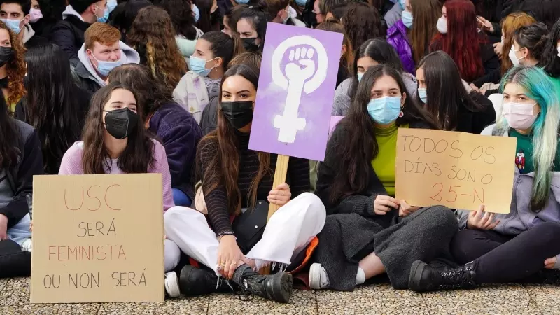 Imagen de archivo de las alumnas de la USC con carteles de mensajes feministas en las inmediaciones de la Facultad de Ciencias Políticas, a 25 de noviembre de 2021, en Santiago de Compostela, Galicia