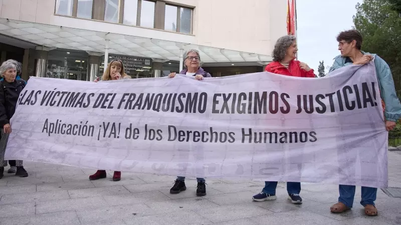 Varios activistas se manifiesta contra los abusos cometidos durante el franquismo