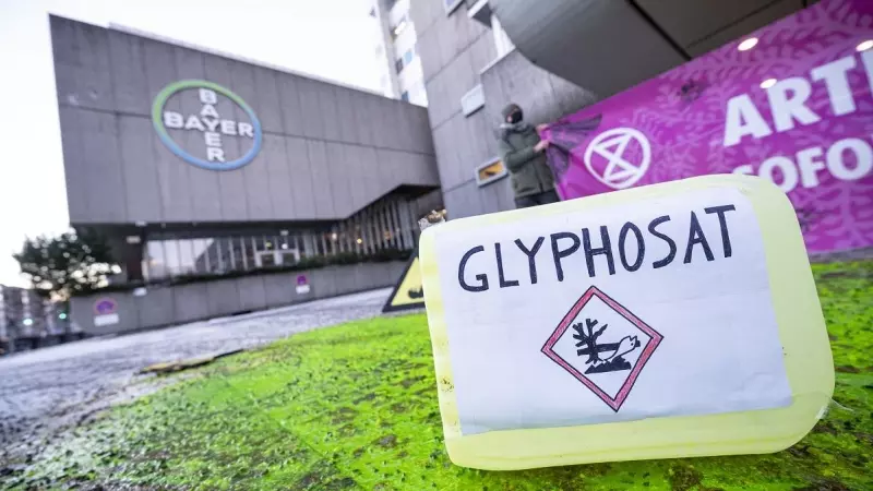 Un grupo de activistas ecologistas realizan una protesta contra el Glifosato en la sede de Bayer Monsanto en Berlín.
