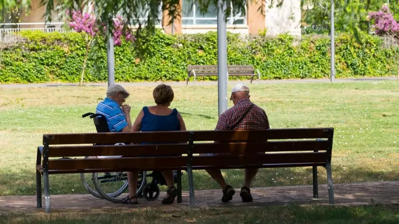 Foto de archivo de tres ancianos en el patio de una residencia, a 9 de agosto de 2023.