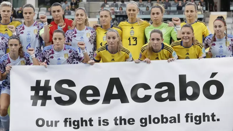 Las jugadoras de ambos equipos posan con una pancarta en la que se lee 'Se Acabo, nuestra lucha es global' este viernes, en el partido de la Liga de las Naciones, entre Suecia y España, en Gotemburgo.
