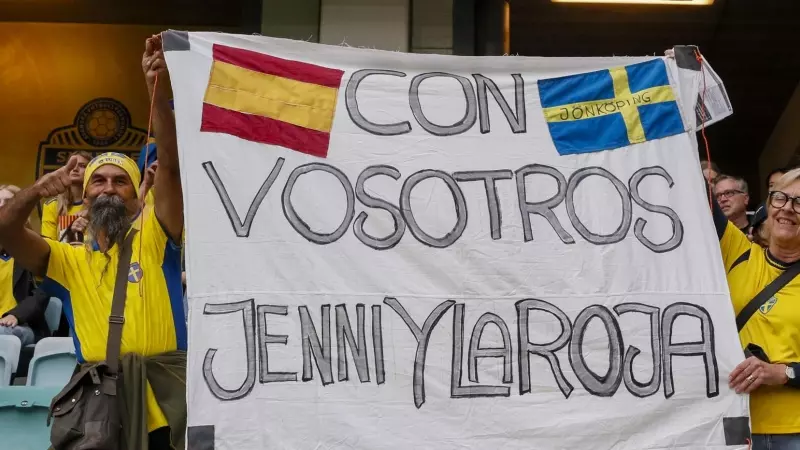 22/09/2023.- Aficionados muestran una pancarta de apoyo a Jennifer Hermoso y a la selección este viernes, previo al partido de la Liga de las Naciones, entre Suecia y España, en Gotemburgo.