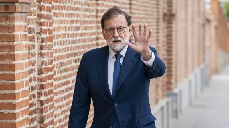 El expresidente del Gobierno Mariano Rajoy a su llegada al tanatorio de Pozuelo de Alarcón, a 17 de septiembre de 2023.