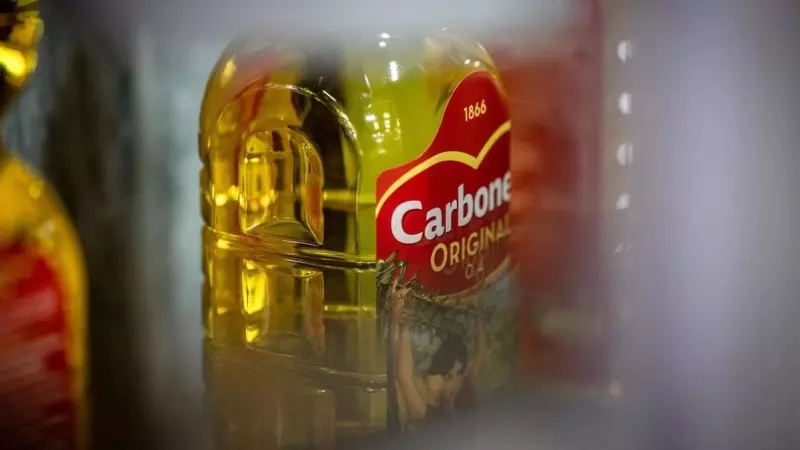 Una botella de aceite Carbonell, una de las marcas de Deoleo.
