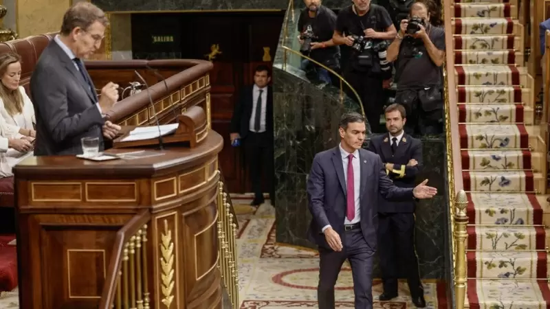 El candidato a la presidencia del Gobierno y líder del PP, Alberto Núñez Feijóo (i) durante su intervención junto al presidente del Gobierno en funciones, Pedro Sánchez (d) en la segunda jornada del debate de su investidura en el Congreso este miércoles.