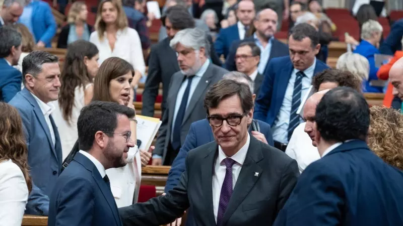 El president de la Generalitat de Catalunya, Pere Aragonès; el líder del PSC, Salvador Illa y el conseller de Interior, Joan Ignasi Elena, en el Parlament de Catalunya, a 26 de septiembre de 2023.