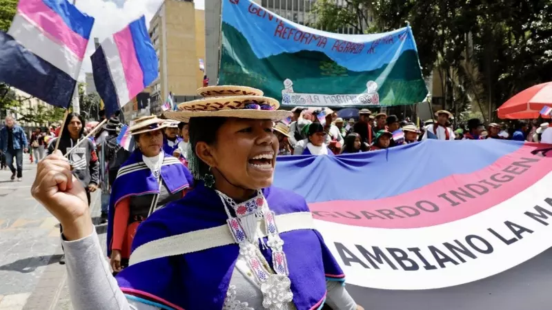 Indígenas de varias regiones del país participan de una marcha 'Por la paz, por la vida, por la justicia social', convocada por Gustavo Petro en apoyo a las reformas del Gobierno de Colombia, en Bogotá a 27 de septiembre de 2023