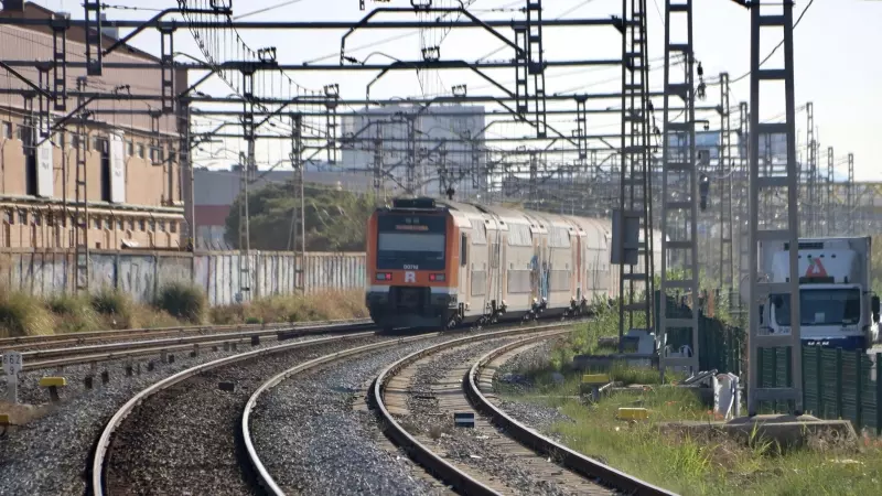 Un tren surt de l'estació de Gavà en sentit Barcelona