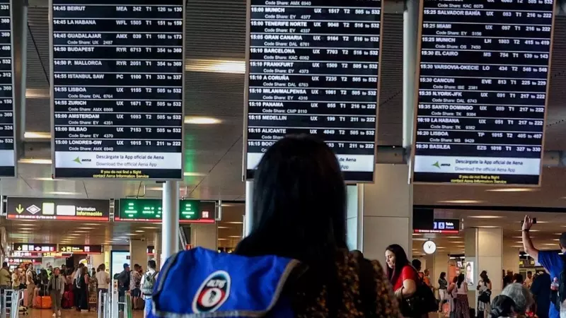 28/09/23-Una mujer observa los paneles de facturación en el aeropuerto Adolfo Suárez-Madrid Barajas, a 4 de agosto de 2023.