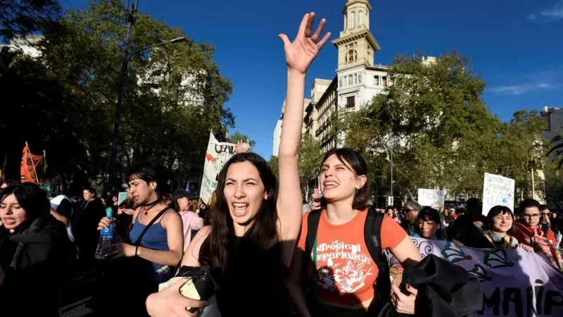 Los manifestantes en una protesta en apoyo al acceso al aborto seguro y legal en el Día Internacional del Aborto Seguro, en Buenos Aires, Argentina, el 28 de septiembre de 2023.