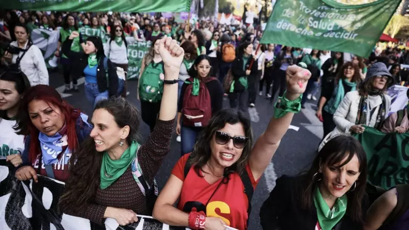 Miles de personas marcharon este jueves en Buenos Aires en defensa del aborto legal, que según los manifestantes 'está en peligro' si la extrema derecha Javier Milei gana las elecciones.