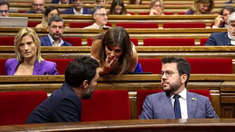 El president de la Generalitat, Pere Aragonès, i el conseller Roger Torrent conversen des de l'escó amb la portaveu d'ERC al Parlament, Marta Vilalta.