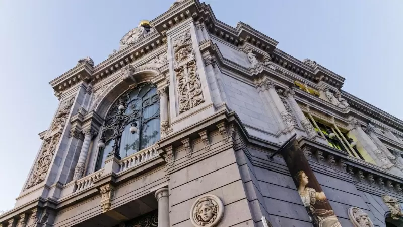 Detalle de la fachada del edificio del Banco de España. E.P./Carlos Luján