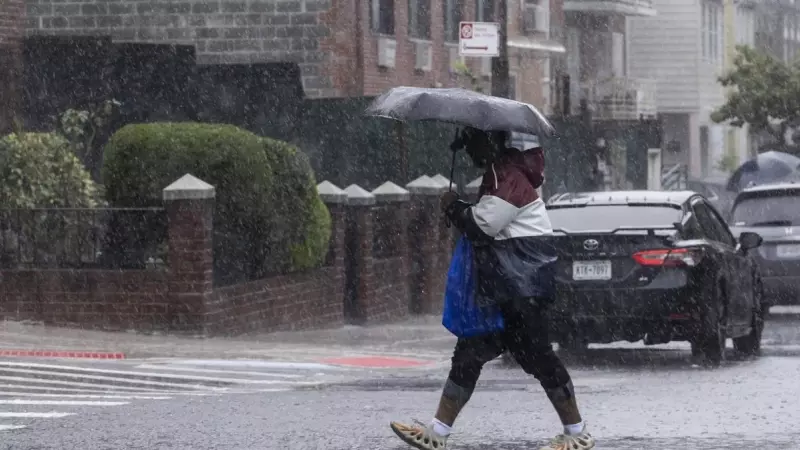 Un peatón camina durante las fuertes lluvias que provocaron inundaciones generalizadas en el distrito de Queens de Nueva York, Nueva York (EEUU), a 29/09/2023.