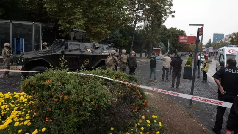 Las fuerzas de seguridad turcas acordonan la zona donde se ha producido un atentado terrorista en Ankara, a 1 de octubre de 2023