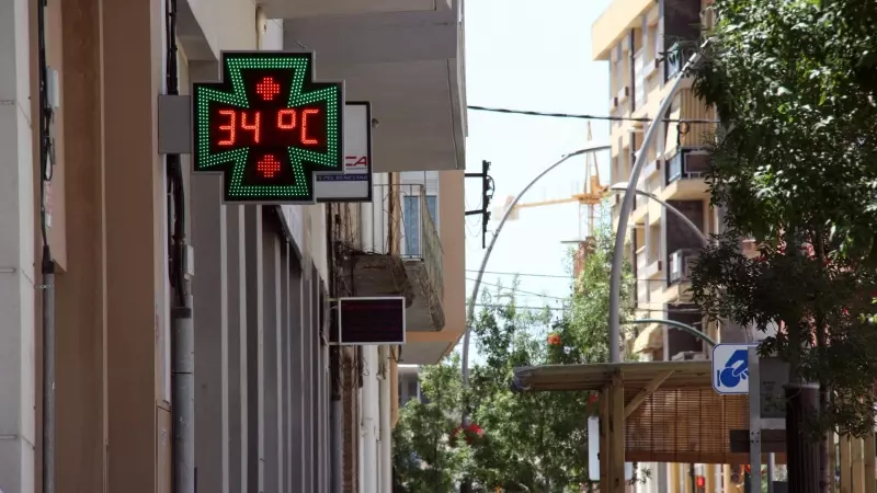 Un termòmetre marca 34 graus de temperatura a Móra d'Ebre, en una imatge d'arxiu