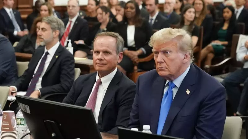 Trump en la sala del tribunal mientras asiste al primer día de su juicio por fraude civil en Nueva York, a 2 de octubre de 2023.