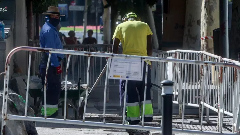 Dos trabajadores de la construcción, a 2 de agosto de 2023, en Madrid.