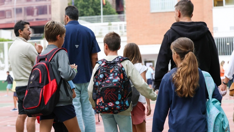 Varios alumnos con mochilas llegan al colegio Arturo Soria, el primer día de curso escolar, a 6 de septiembre de 2023, en Madrid (España).