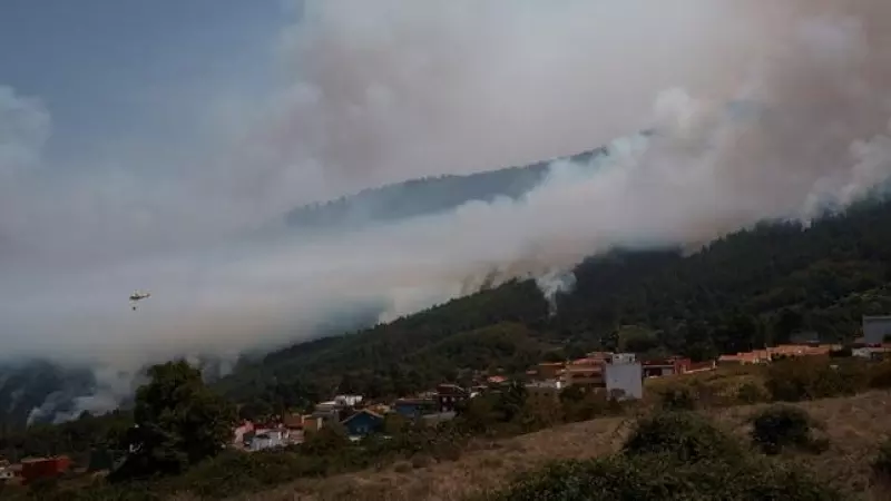 5/10/23-Helicópteros trabajan en el municipio de La Orotava, evacuado a consecuencia de la cercanía del incendio forestal que afecta a varios municipios de la isla de Tenerife, a 18 de agosto de 2023.