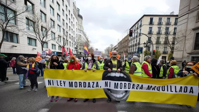 Varias personas en una manifestación contra la ley mordaza, a 13 de febrero de 2022, en Madrid (España).