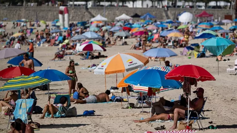 Decenas de personas en la playa Silgar, a 30 de septiembre de 2023, en Sanxenxo, Pontevedra, Galicia