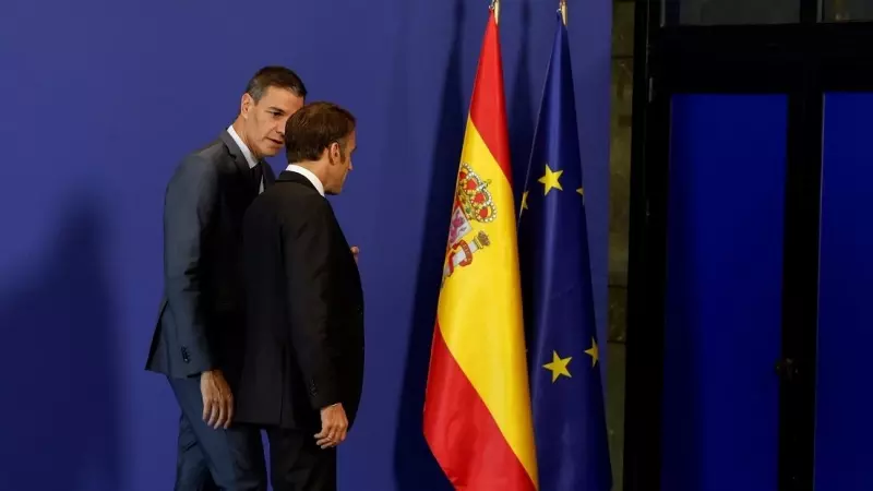 El presidente del Gobierno, Pedro Sánchez, conversa brevemente con el presidente francés, Emmanuel Macron, a su llegada a la cumbre extraordinaria de la UE, en Granada. REUTERS/Jon Nazca