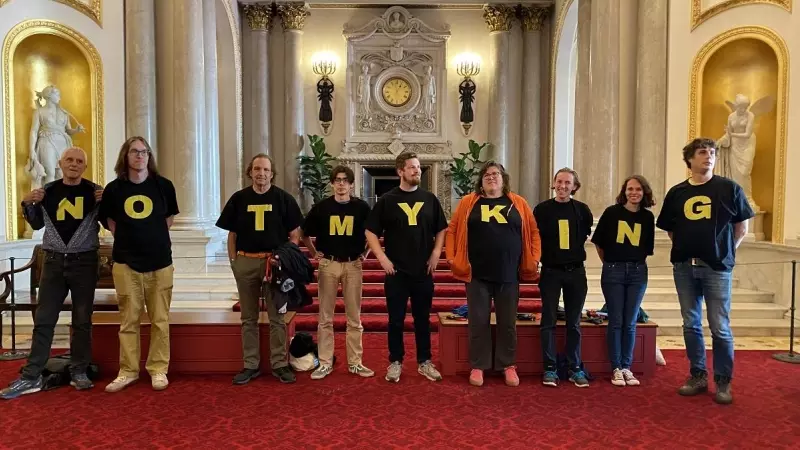 Activistas republicanos del colectivo Republic posan con camisetas con letras que, unidas, forman el lema 'Not My King'