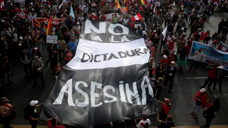 Una multitud de personas protesta contra la presidenta de Perú, Dina Boluarte, a 28/07/2023.