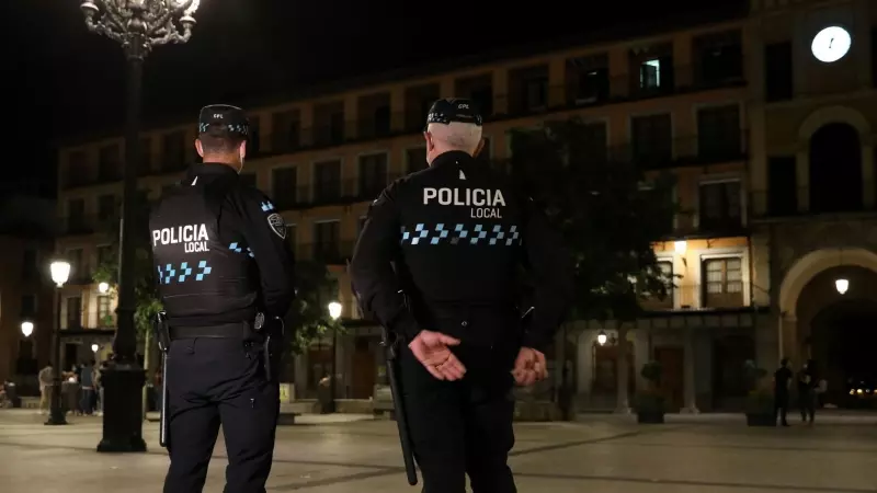 Dos policías locales en una calle de Toledo, a 8 de mayo de 2021, en Toledo, Castilla-La Mancha (España).