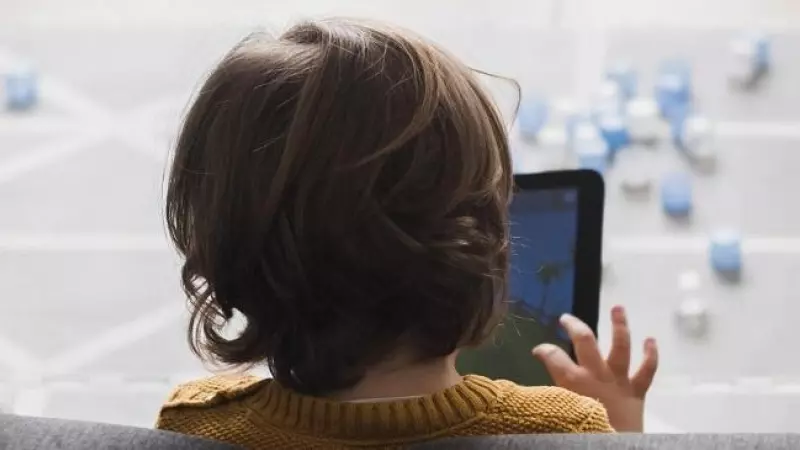 Un niño utilizando una tablet (Archivo)