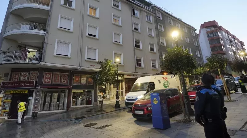Dos agentes de Policía Local y una ambulancia en el edificio donde se ha producido el fuego en Vigo, a 11 de octubre de 2023.