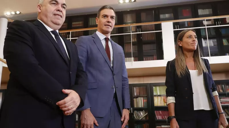 El secretario general del PSOE y presidente del Gobierno en funciones, Pedro Sánchez y el secretario de organización del PSOE, Santos Cerdán, se reúnen con la portavoz de Junts per Catalunya (JxCat) en el Congreso, Míriam Nogueras.