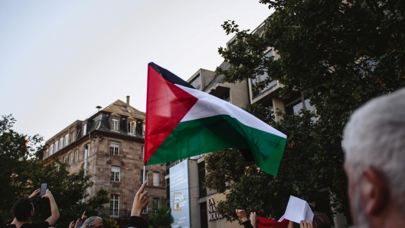 Una bandera de Palestina en una manifestación por su liberación, en Estrasburgo, Francia, a 13/10/2023.