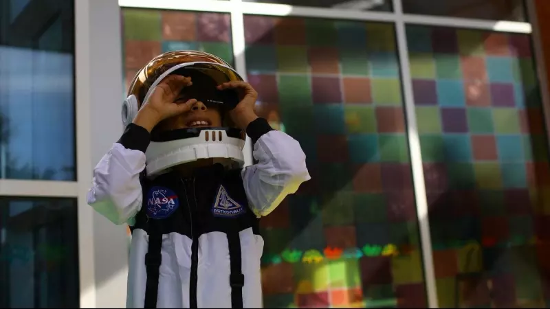 Jorge, de 9 años, vestido como astronauta, observa el eclipse solar en un museo en Ciudad Juárez, México, 14 de octubre de 2023.