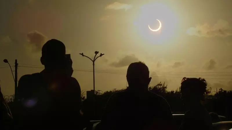Personas observan hoy el eclipse solar anular desde el Centro de Lanzamiento de Barreira do Inferno, en la ciudad de Parnamirim, estado de Rio Grande do Norte (Brasil).