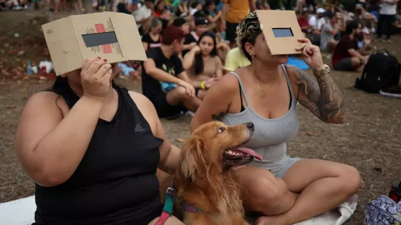 La gente se reúne para ver el eclipse solar en la universidad UFAM en Manaos, Brasil, 14 de octubre de 2023.