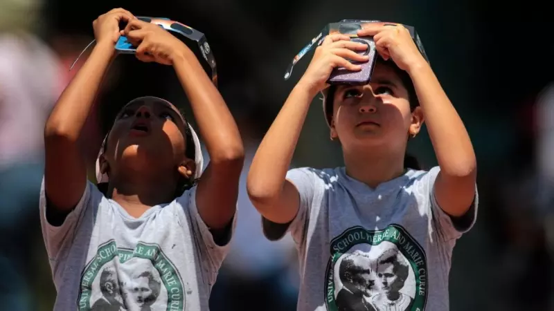 Los estudiantes observan el eclipse solar anular en la Escuela Pierre & Marie Curie en Managua el 14 de octubre de 2023. Los observadores del cielo de todo el continente americano volvieron sus rostros hacia arriba el sábado para presenciar un raro evento