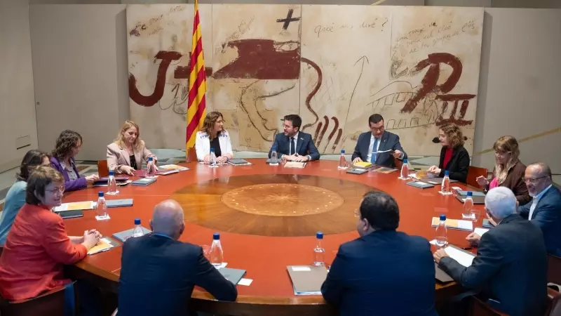 16/10/2023 - En el centro, la consellera de la Presidencia, Laura Vilagrà y el presidente de la Generalitat, Pere Aragonès, durante una reunión del Govern sobre el informe para pactar un referéndum de autodeterminación, a 16 de octubre de 2023.